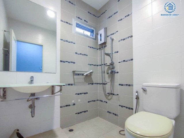 *****บ้านเดี่ยวมือสองนนทบุรี หลังมุม! ม.ไลฟ์บางกอกบูเลอวาร์ด ราชพฤกษ์-รัตนาธิเบศร์ บ้านสวยสไตล์โมเดิร์น แบรนด์ SC ASSET* ตกแต่งบิ้วท์อินพร้อมอยู่ เนื้อที่ 70.90 ตร.ว. ฟังก์ชัน 3 ห้องนอน 4 ห้องน้ำ แถมแอร์ 5 เครื่อง! บนทำเลเมือง สิ่งอำนวยความสะดวกครบครัน ใกล้สถานีรถไฟฟ้าสายสีม่วง "บางรักน้อยท่าอิฐ"...